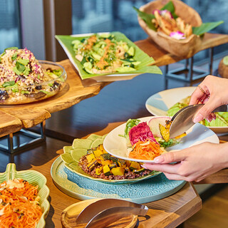 サラダやアジアン前菜が好きなだけ食べられる贅沢ビュッフェ