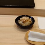 松寿司 たにがわ - 以前はなかった指を拭くやつがあるガリも別添え