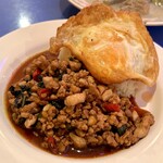 グンジェー - カオ・パッド・ガパオ ムー（¥880）