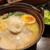 鍋焼らうめん ひさし - ①鍋焼らうめん(税込900円)
鉄鍋に入っており、トッピングは青菜、煮玉子(ハーフ)、叉焼2枚、大根卸し、刻み葱は後載せ方式
鶏ガラベースに魚介系出汁を追加した優しい味わい、麺は軟らかめな細い縮れ麺