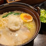 鍋焼らうめん ひさし - ①鍋焼らうめん(税込900円)
            鉄鍋に入っており、トッピングは青菜、煮玉子(ハーフ)、叉焼2枚、大根卸し、刻み葱は後載せ方式
            鶏ガラベースに魚介系出汁を追加した優しい味わい、麺は軟らかめな細い縮れ麺