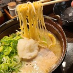 鍋焼らうめん ひさし - ①鍋焼らうめん(税込900円)
            鶏ガラベースに魚介系出汁を追加した優しい味わい、麺は軟らかめな細い縮れ麺
            大根卸し&刻み青葱がたっぷり、罪悪感が和らぎます
            大根の消化酵素ジアスターゼで胃袋もスッキリ！