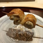 焼き鳥 こと - 絶妙な火入れのこの串からスタート。