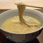 焼き鳥 こと - 渾身の湯切りをして下さった麺なので。麺リフト。