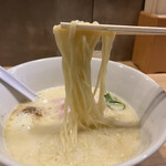 らーめんMAIKAGURA - 柔めの麺ですがツルツルで美味い！