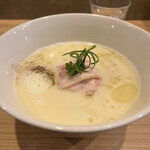 らーめんMAIKAGURA - 白トリュフオイル香る鶏白湯麺　オイルの模様が猫ちゃんの肉球みたいになってるところがあるよ