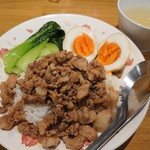 CHALO - 魯肉飯1,000円✨スープつき。こちらはレギュラーメニューのひとつ。八角香る豚のミンチと角切りが食欲そそる逸品！※ネギ入りのやさしいスープは既に半分飲んでいます。