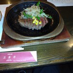 志喜亭 - ヒレステーキ　　自分はよく焼きが好きなので、この後肉をイロイロひっくり返しました