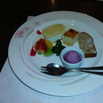 志喜亭 - デザート　　リンゴが入ったケーキ?美味しかったです