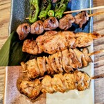 曙町 場内酒場 - 串焼きおまかせ盛り合わせ
　(ししとう、ハツ、もも、皮、ぼんじり)