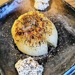 曙町 場内酒場 - 淡路産玉ねぎ丸ごと炭火焼き　サワークリーム添え