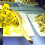 OLIMPICO - 左・カボチャとクリームチーズのサラダ　右・ひよこ豆とインゲンのツナサラダ