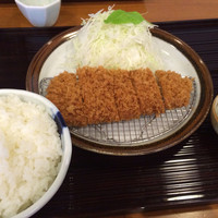 とんかつ まい泉 青山本店 - ロースカツ定食。ご飯と並ぶとや若干小さいのがわかる。