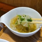 キッチン ブルー グローブ - まだまだ具沢山な白菜スープ