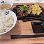 牛角 焼肉食堂 - 料理写真:ホルモン・ハラミ焼き定食 ¥1078