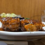 キッチン ブルー グローブ - 横から、分厚い肩ロースポシェ