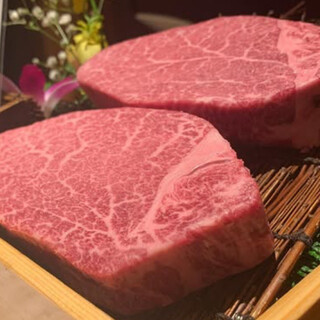 【A5ランク】メス牛の希少部位ステーキ。客席で焼き上げカット