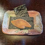 徳山鮓 - 発酵のカラスミ：薄めにカットされた発酵カラスミを焼き海苔でサンドしていただきます。