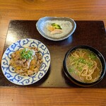 徳山鮓 - 炊き込みご飯 と そば、香物：熊鍋のスープのそばと、舞茸の炊き込みごはんの上に熊肉とビワマスの卵がタップリのせられ薬味が添えてあります。美味しいに決まってるやつですネ！