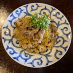 徳山鮓 - 炊き込みご飯：舞茸の炊き込みごはんの上に熊肉とビワマスの卵がタップリのせられ薬味が添えてあります。美味しいに決まってるやつですネ！