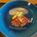 徳山鮓 - 鯉のお造り：鯉のお造りにフナの玉子が散らしてあります。 大将が10年余りをかけて見つけられた 上品で、川魚の臭みの無い鯉は、醤油なしでも美味しく頂けますョ！　驚きの お味です。