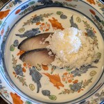 徳山鮓 - 鯖のなれ寿司：鯖を一匹ごと麹と米で漬け込んだ “鯖のなれ寿し” を薄くスライスしてあります。細かく ふんわりと削られたチーズが添えられていて、鯖のなれ寿司で巻いていただきます。チーズとなれ寿司は発酵食品どうしでとても相性がイイですネ！ よくマッチしていました。