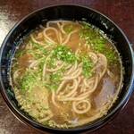 徳山鮓 - 熊鍋のスープのそば：熊鍋のお出汁が効いた鍋スープで作ったそばです。こォ～れはイイですねエ～！