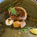 徳山鮓 - 熊肉のパイ包み 発酵カラスミ：柿と文旦が添えられていて、発酵カラスミとジビエのソース、鮒ずしの周りの飯の米ソースでいただきます。