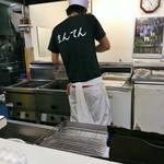 ライスカレー まんてん - 揚げ作業中のスタッフ