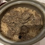 酒場わたなべ - 炊き立て土鍋トリュフ飯！トリュフオイルまでかかってるから爆裂にトリュフなんだけど、鰹出汁がガッツリ効いてて、和と洋のコラボ！不思議と日本酒も合うのです◎