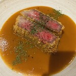 酒場わたなべ - 牛カツアメリケーヌソース。アメリケーヌソースはこってりしてないのに粘度があって質問したら、ほぼ小麦粉使ってないそうです。とろみは野菜ペーストだって。クリーミーさは落ちるけど、ダイレクトにエビ味噌！