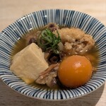 やきとり 児玉 - 「モツ煮」。甘辛く柔らかく煮込んでありました。驚いたのはキンカン！プチッと弾けて中からトロ〜リ♪　初めての食感でした！