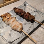 やきとり 児玉 - 右「つなぎ」と左「ヤゲン軟骨」。「つなぎ」はハツとレバーを繋いでいるもの。ほとんどレバーの味だったので、私はノックアウトでした〜
