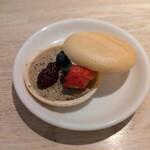 やきとり 児玉 - 「レバーパテと季節のフルーツ」。最中の皮の中にレバーのパテ、その上には苺、ラズベリー、ブルーベリー♪　私はレバーNGなので甘いフルーツだけいただき、「レバー最中」はツレの元へ…