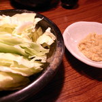 播鳥 - 付き出しのキャベツです。東京では味噌ですが、大阪ではポン酢です。