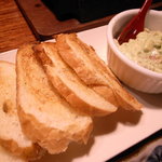 播鳥 - ささみとアボカドのタルタル～ガーリックトースト添え。