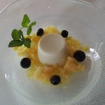 イ・ボローニャ - ココナッツのビアンコマンジェーレ
      パイナップルのグラニータ添え