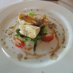 イ・ボローニャ - 温かいロビオラチーズのサラダ