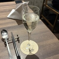 鉄板和食とワイン 萬鉄 - ウェルカムドリンクの泡