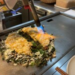 NIKUTAMA 横川広島本店 - 焦がしケールの肉玉焼き