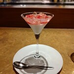 シャテーニュ - パンナコッタ　フレッシュ苺　苺のソース　白ワインのジュレ