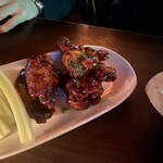Fadó Irish Pub - お馴染みバッファローウイング。粉を叩いて素揚げにしてからBBQソースに和えてる。表面がちょい飴っぽい？　からコーンスターチかな？