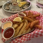 The Crab Pot - カラマリつまりイカフライなんだけど繊維を断つ方向に切ってあること、ビアバターではなく細かいパン粉を衣にすることで軽さと稠密の両方向な食感を実現。真似っこしたくなる