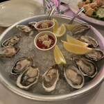 The Crab Pot - 料理写真:潮の香りが調味料な生牡蠣。ケチャップはちょい過剰だがホースラディッシュはなかなかいいね