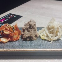 焼肉 よいん - 前菜5種　内容は、ほうれん草おひたし、もやしナムル、牛肉しぐれ煮、キムチ、追いキムチ