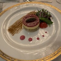 ホテルニューオータニ 東京 - 帆立貝とポロ葱のガトー仕立てと黒い真珠キャビア添え酸味のバルサミコソース