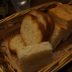 barco - もちろんアヒージョにはバゲットもね。