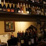 barco - こちらは席のカウンター後ろ。ワインが所狭しと。