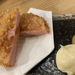 たき火炉端 雨やどり - 千歳ハムのカツ