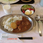 ニッカ会館レストラン 樽 - スパイシーりんごカレー 980円（サラダ・牛乳付）